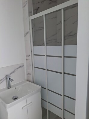 Shower, towels, toilet paper - Lady ROSE NîMes : Large Charming House with Garden, Ideal for Groups (14 pers) (Caissargues)