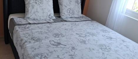 7 عدّة غرف نوم ومكواة/لوح كي وواي فاي وملاءات أسرّة