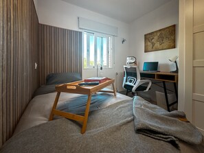 1 slaapkamer, een kluis op de kamer, een strijkplank/strijkijzer