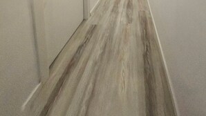 A narrow hallway with a wooden floor and white walls. - Caracas: perfect room to live and share in Madrid (Madrid)