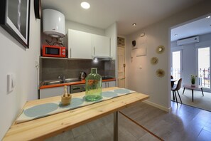Fridge, microwave, oven, coffee/tea maker