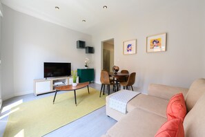 TV - 2 bedroom flat with balcony in Madrid (Madrid)