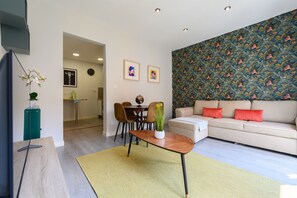 TV - 2 bedroom flat with balcony in Madrid (Madrid)