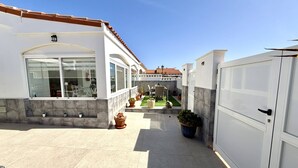 A residential property with a covered patio, a garage, and a small garden area. - Villa Stay&Enjoy (Caleta de Fuste)