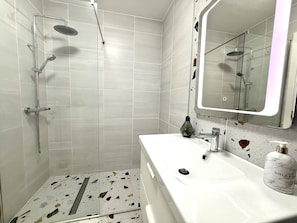 Shower, hair dryer, towels