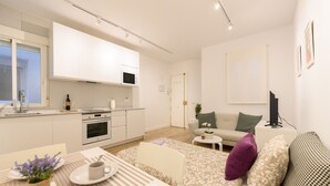 Eine moderne Wohnung mit Küche, Essbereich und Wohnzimmer.