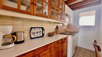 Een koelkast, een microgolfoven, een koffiezetapparaat/waterkoker