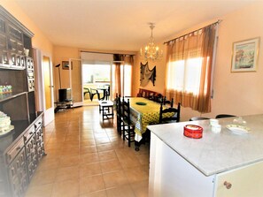 Dining - PORT NOU II. Luminoso apartamento para 6 en Roses – Gran ubicación (Roses)