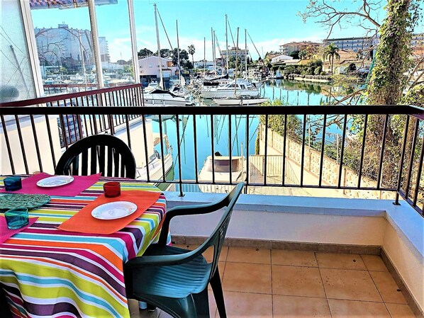 Outdoor dining - PORT NOU II. Luminoso apartamento para 6 en Roses – Gran ubicación (Roses)