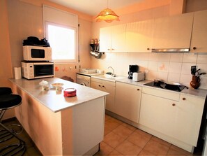 Fridge, microwave, oven, stovetop - PORT NOU II. Luminoso apartamento para 6 en Roses – Gran ubicación (Roses)