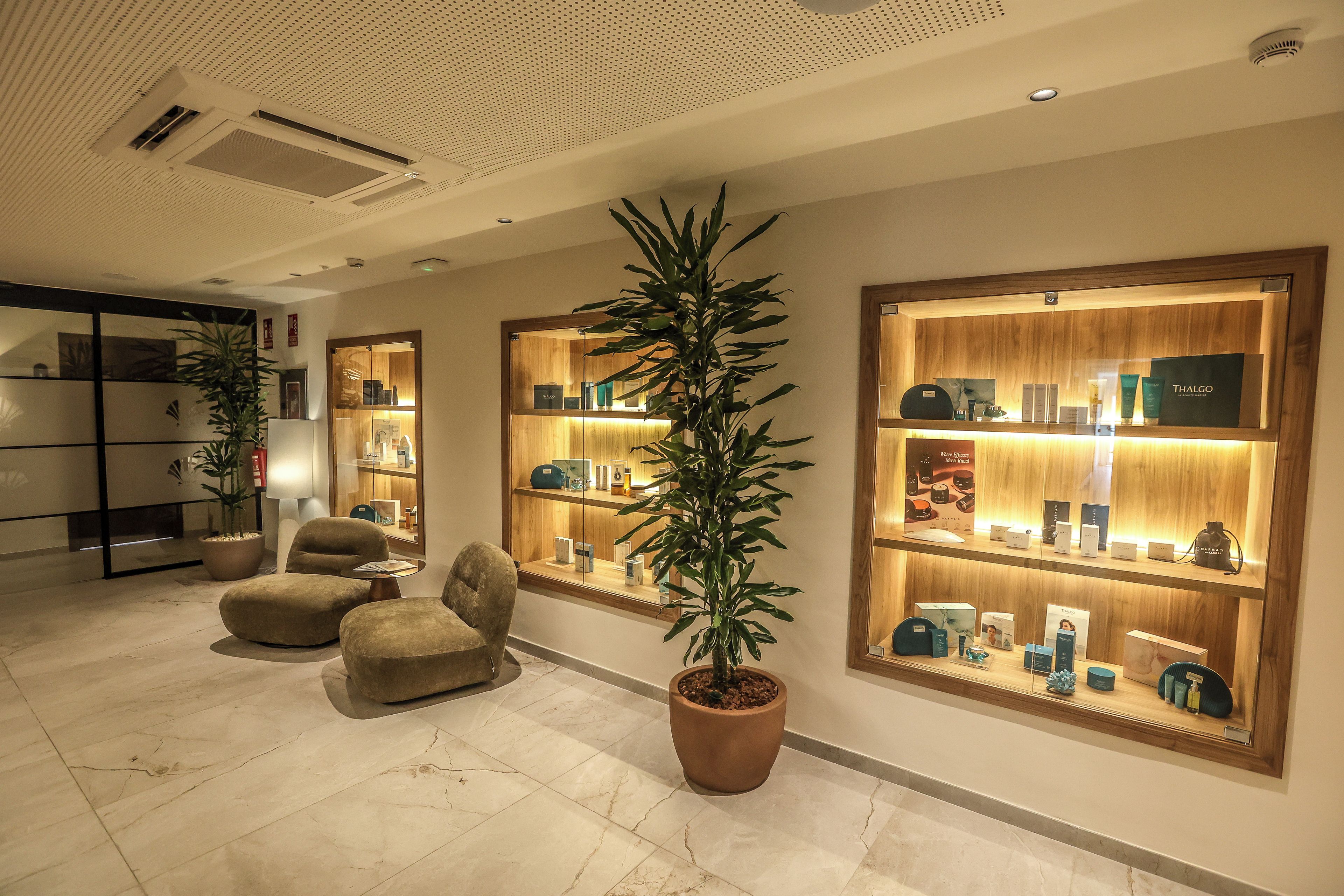 Un interno moderno con una reception, un'area salotto e teche espositive.