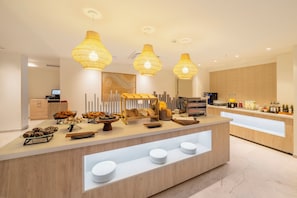 每日供应自助式早餐（每人 EUR 23）