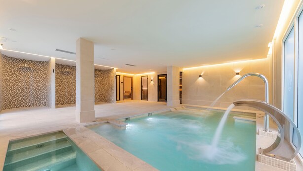 An indoor swimming pool with a clear water feature, a modern design with tiled walls and a glass enclosure. - SH Jávea (Jávea)