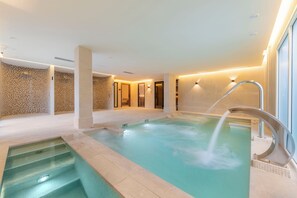 An indoor swimming pool with a clear water feature, a modern design with tiled walls and a glass enclosure. - SH Jávea (Jávea)