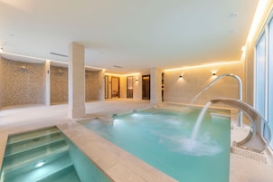 1 treatment room, massages