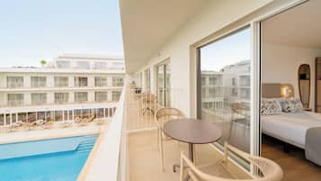 Een minibar, een kluis op de kamer, een bureau, een laptopwerkplek