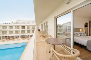 迷你吧、客房内保险箱、办公桌、笔记本电脑工作区