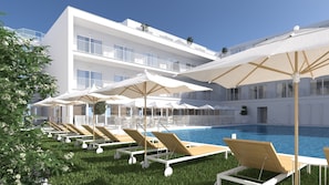 Una piscina al aire libre, sombrillas, sillones reclinables de piscina