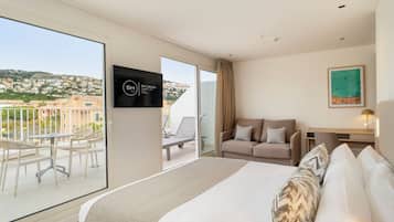 Een minibar, een kluis op de kamer, een bureau, een laptopwerkplek