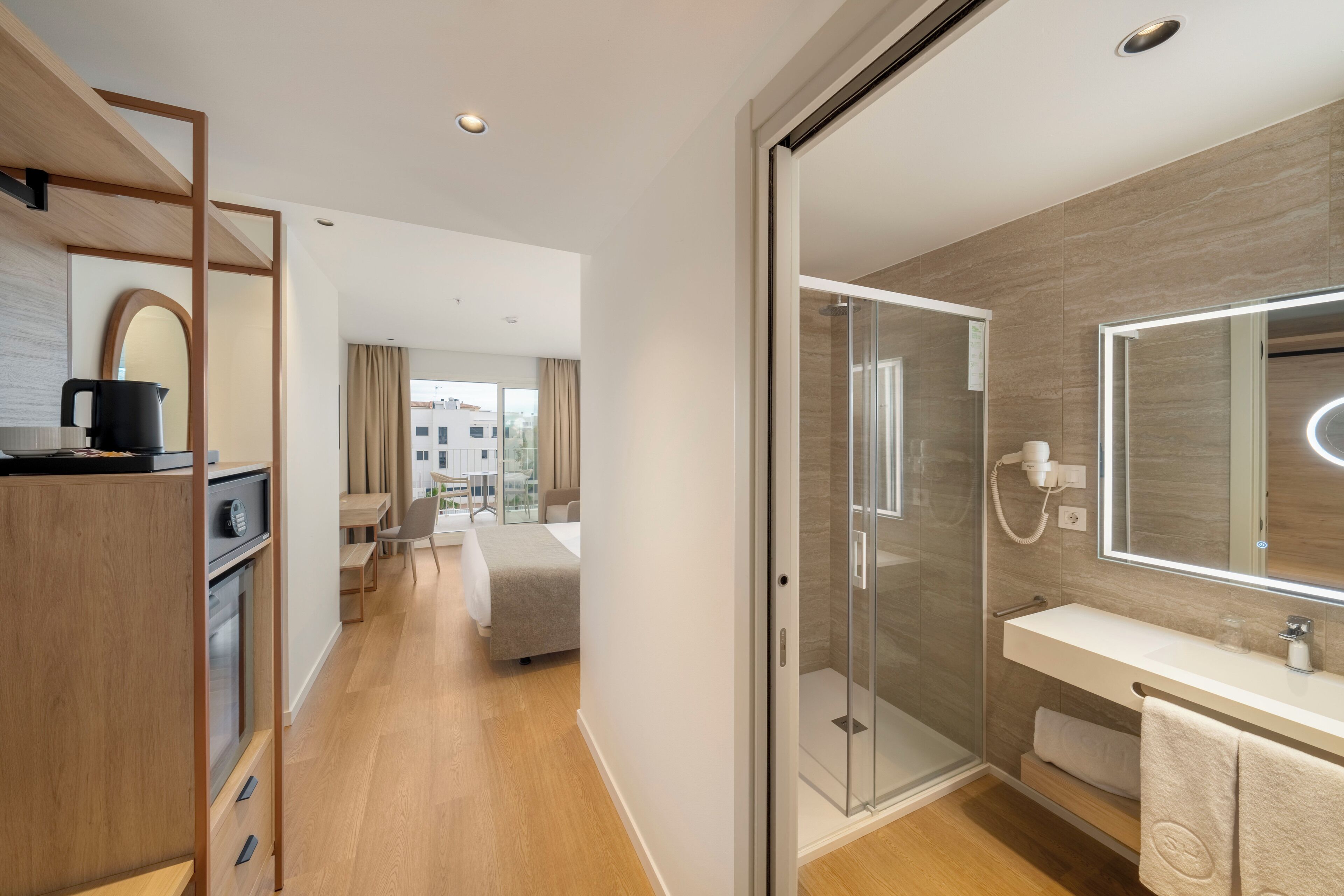 Een minibar, een kluis op de kamer, een bureau, een laptopwerkplek