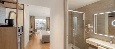 Minibar, coffre-fort, bureau