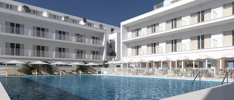 Udendørs pool, parasoller, liggestole