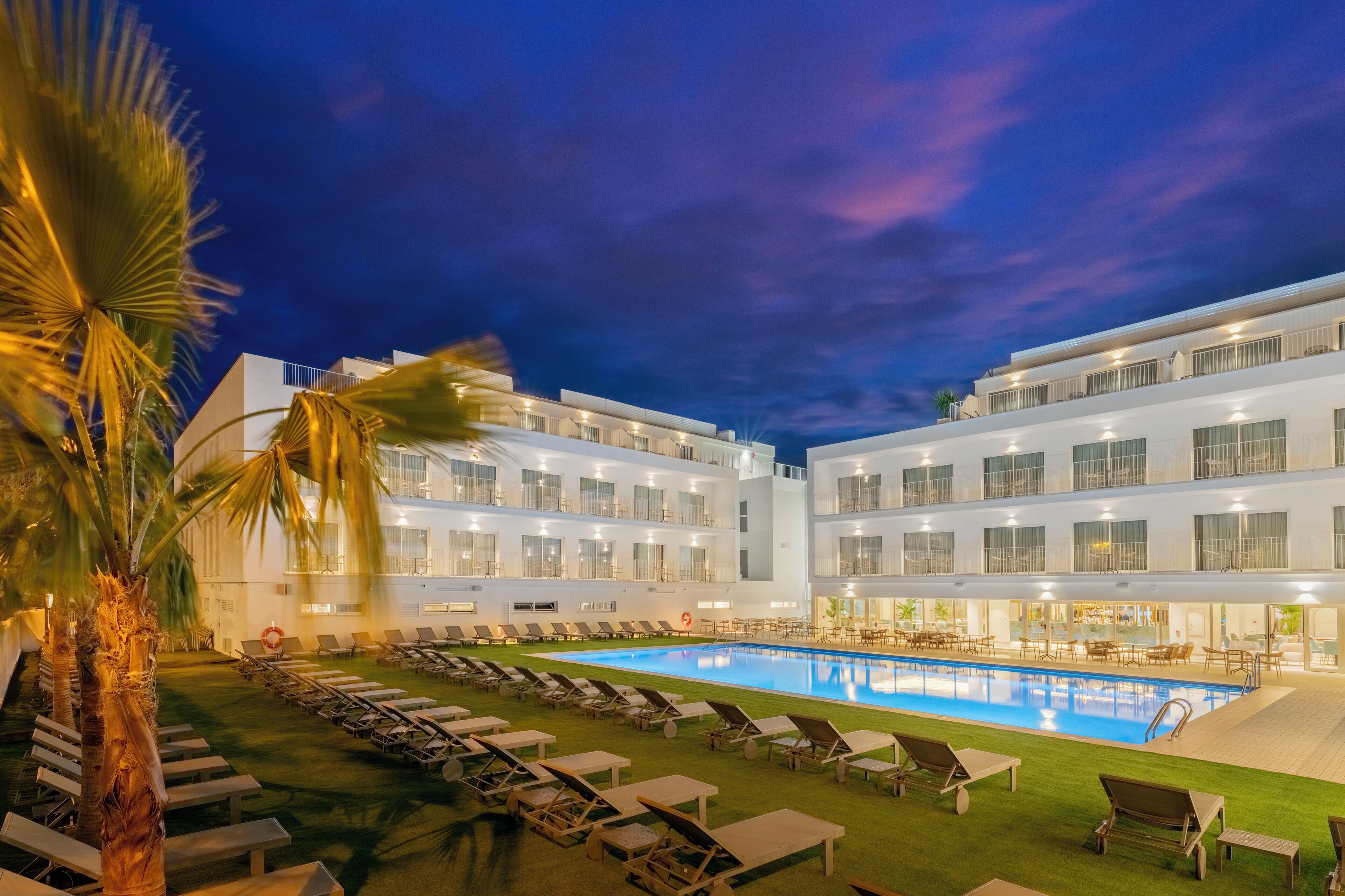 Een buitenzwembad, parasols voor strand/zwembad