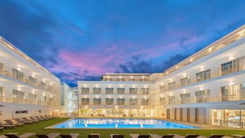 Een buitenzwembad, parasols voor strand/zwembad