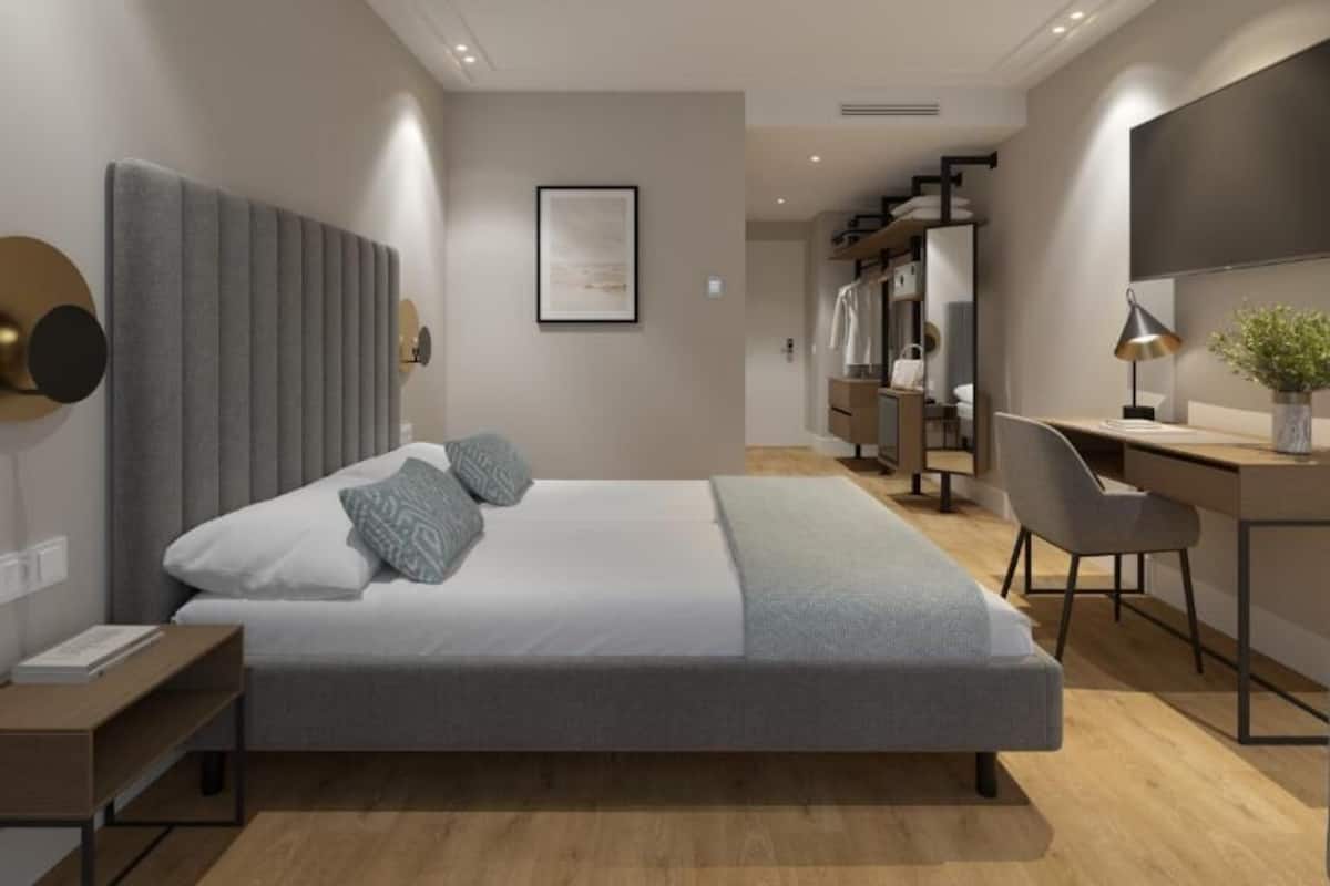 Minibar, caja de seguridad en la habitación y escritorio