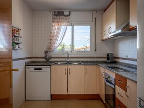 Fridge, microwave, oven, stovetop - AT095 La Coma: Casa con piscina privada, barbacoa, A/A, wifi (Creixell)