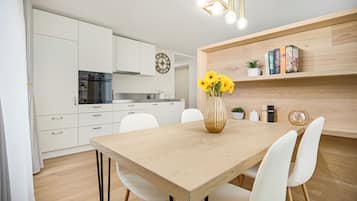 Suite Deluxe, vue ville | Restauration dans la chambre