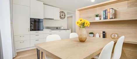 Design-Apartment, 1 Schlafzimmer, Stadtblick | Essbereich im Zimmer