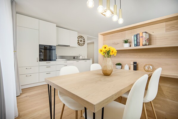 Deluxe Suite, City View | In-room dining