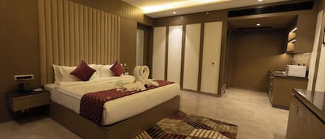 家庭双人房, 阳台, 花园景观 | 客房内保险箱、办公桌、笔记本电脑工作区、熨斗/熨板