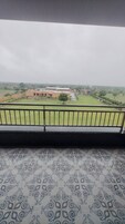 Premium tweepersoonskamer, balkon, uitzicht op tuin | Een kluis op de kamer, een bureau, een laptopwerkplek