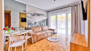 Apartment (8) | Living area | Flat-screen TV - Apartamenty Sun & Snow Pine Apartments (Szklarska Poreba)