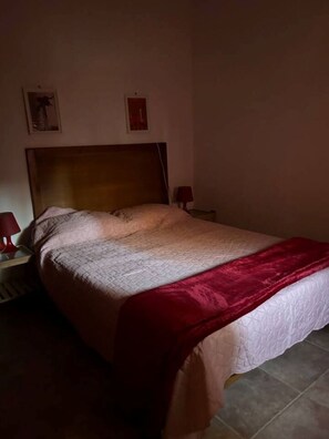 2 bedrooms, iron/ironing board, bed sheets