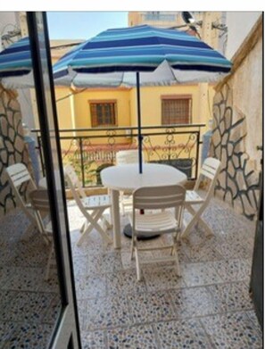 Outdoor dining - APARTMENT IN A QUIET RESIDENCE (Aïn El Turk)