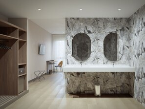 Douche, articles de toilette gratuits, sèche-cheveux