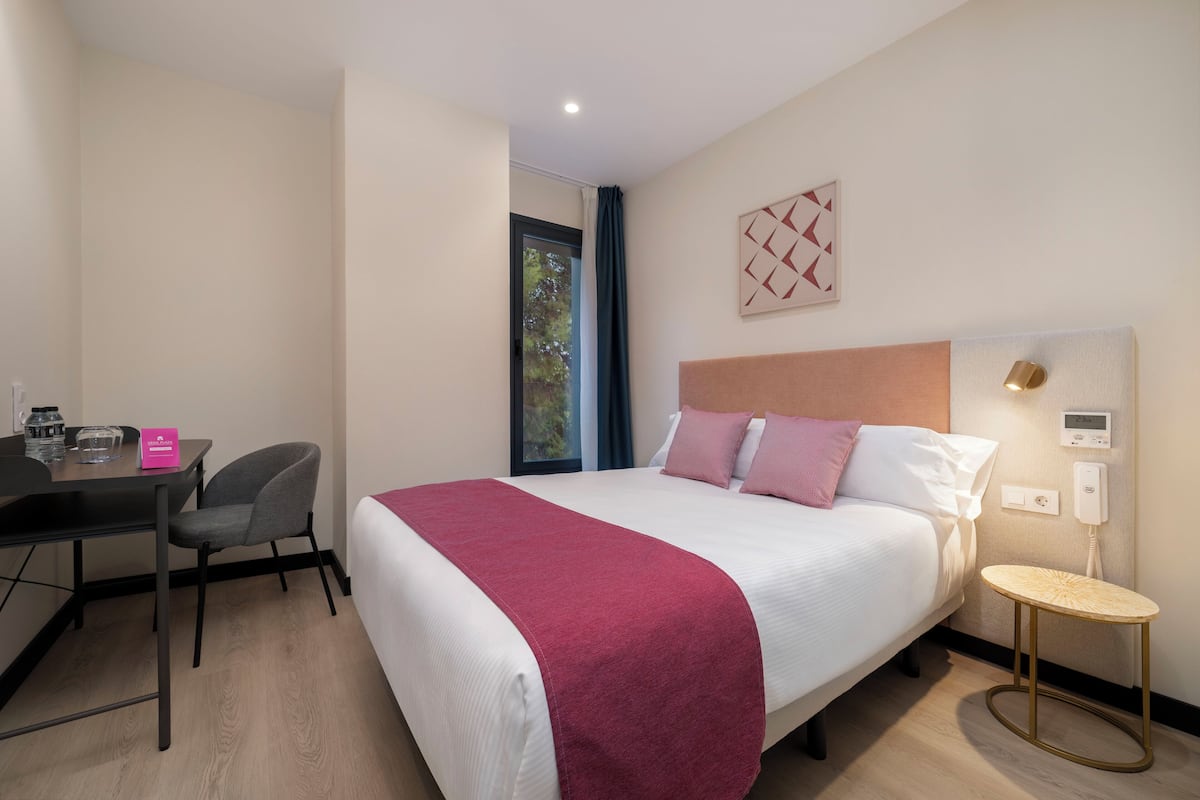 Standard Single Room | Minibar, in-room safe, desk, laptop workspace