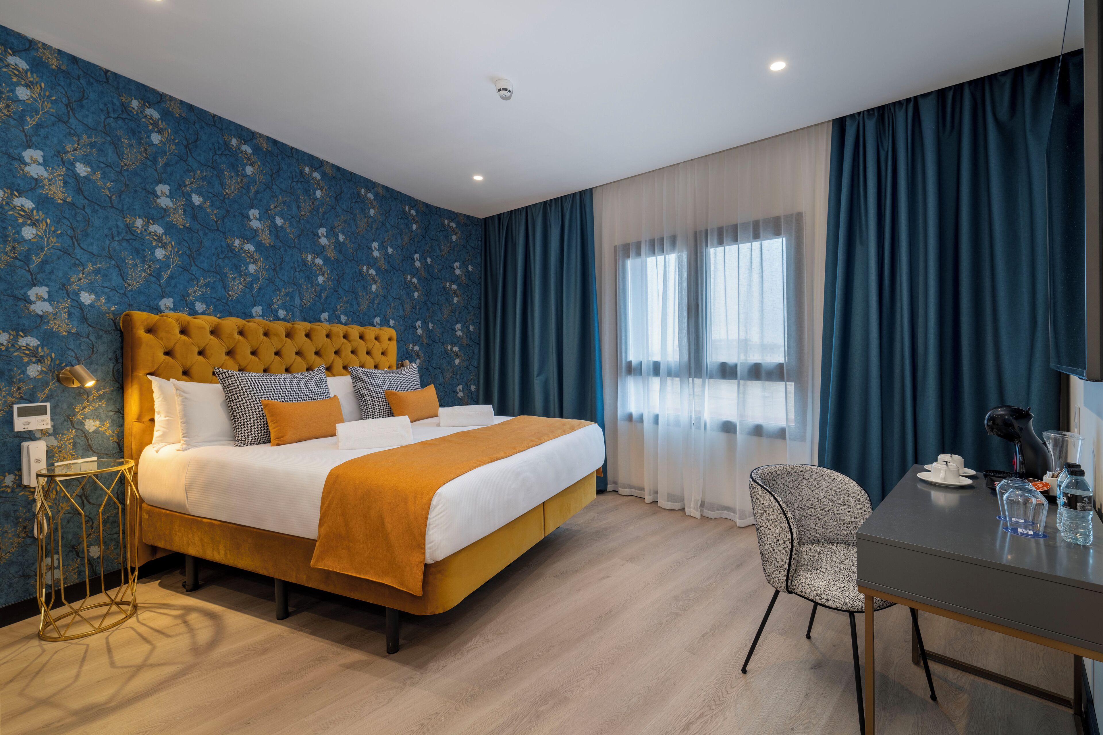 小型客房 | 迷你吧、客房内保险箱、办公桌、笔记本电脑工作区