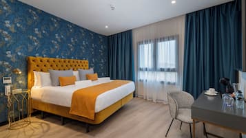 Minibar, caja de seguridad en la habitación y escritorio