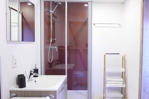 Shower, towels, soap, toilet paper - Cozy URIA vacation apartment in Balingen Ostdorf (Balingen)