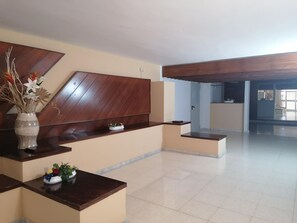 Lobby - Spacious apartment, parking - 6 guests (Roses)