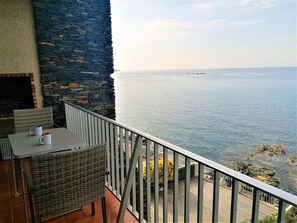 Outdoor dining - Spacious apartment, parking - 6 guests (Roses)