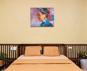 Signature Double Room, Private Bathroom, City View | Cadar kapas Mesir, peralatan tempat tidur premium, busa memori, meja 