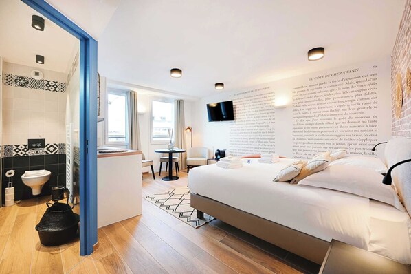 1 bedroom, bed sheets