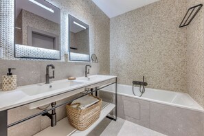 Shower, free toiletries, hair dryer, towels - Dune Croisette - Sea view (Cannes)