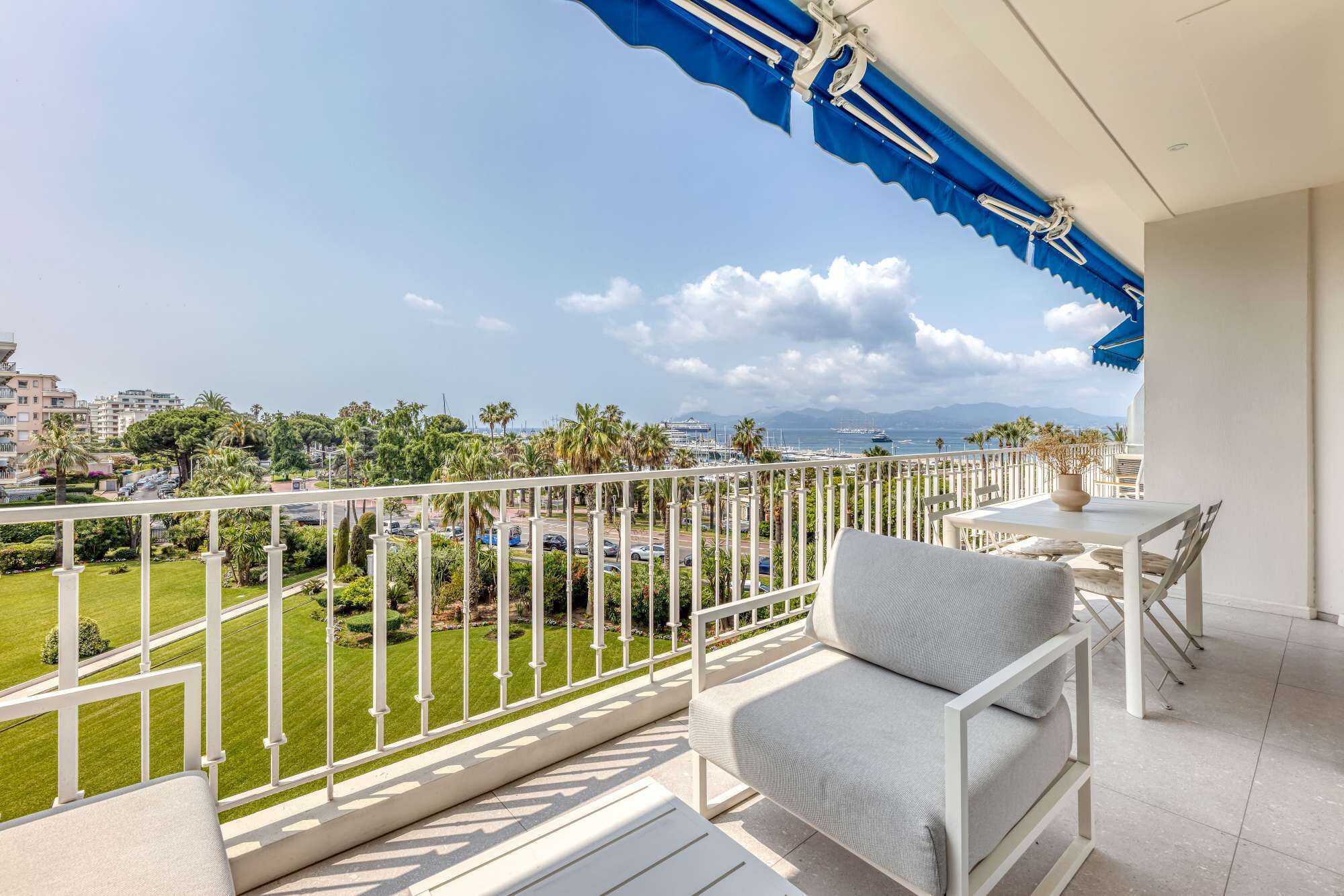 屋外ダイニングエリア