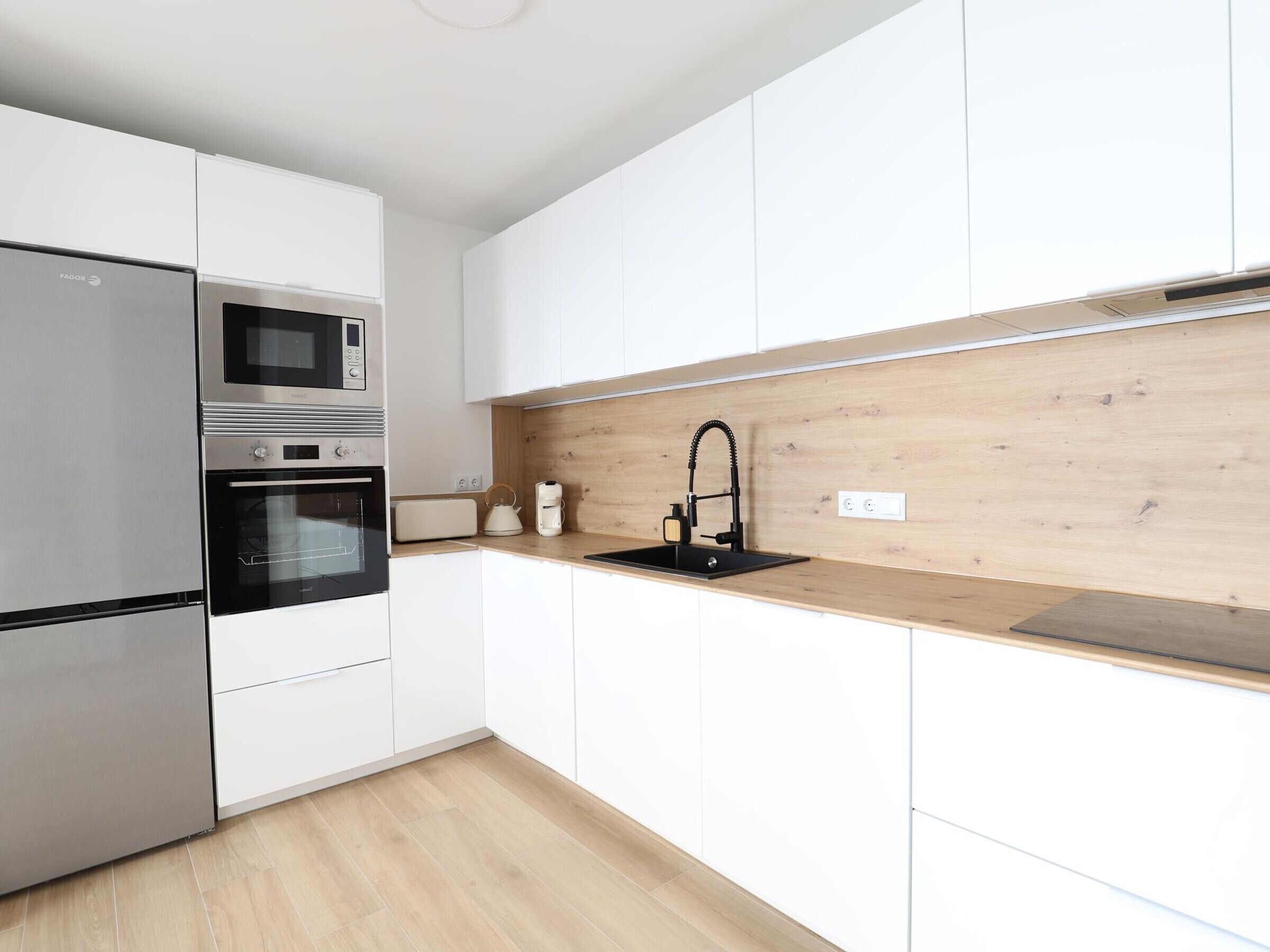 Réfrigérateur, micro-ondes, four, lave-vaisselle